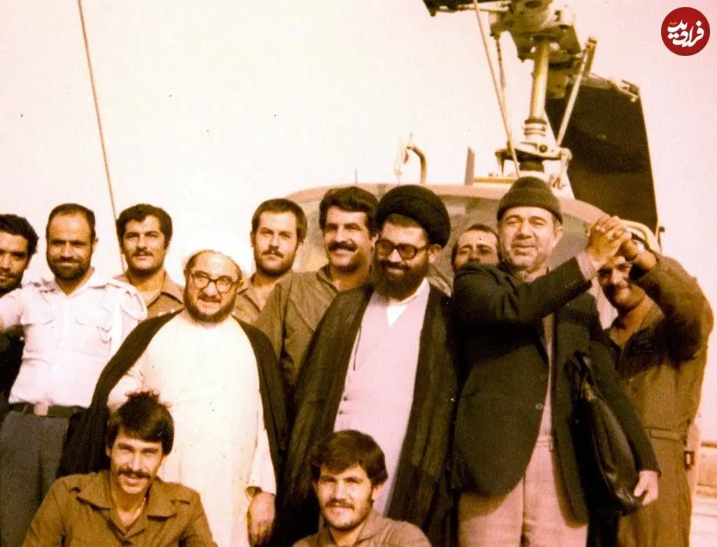 عکس؛ سفر در زمان؛ «محمدصادق خلخالی در کنار هلیکوپتر در سفر شیراز»؛ دهه 60