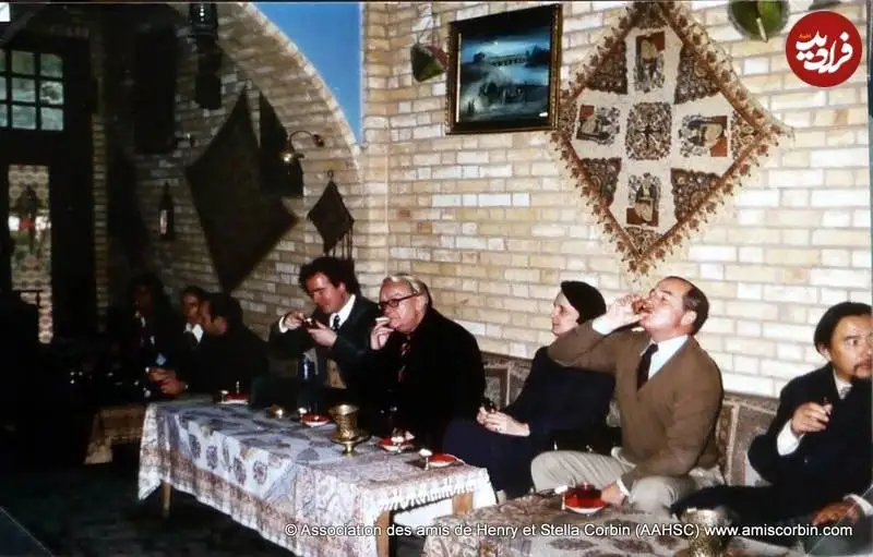 عکس؛ سفر به تاریخ؛ «هانری کربن» فیلسوف فرانسوی در یک قهوه خانه در اصفهان