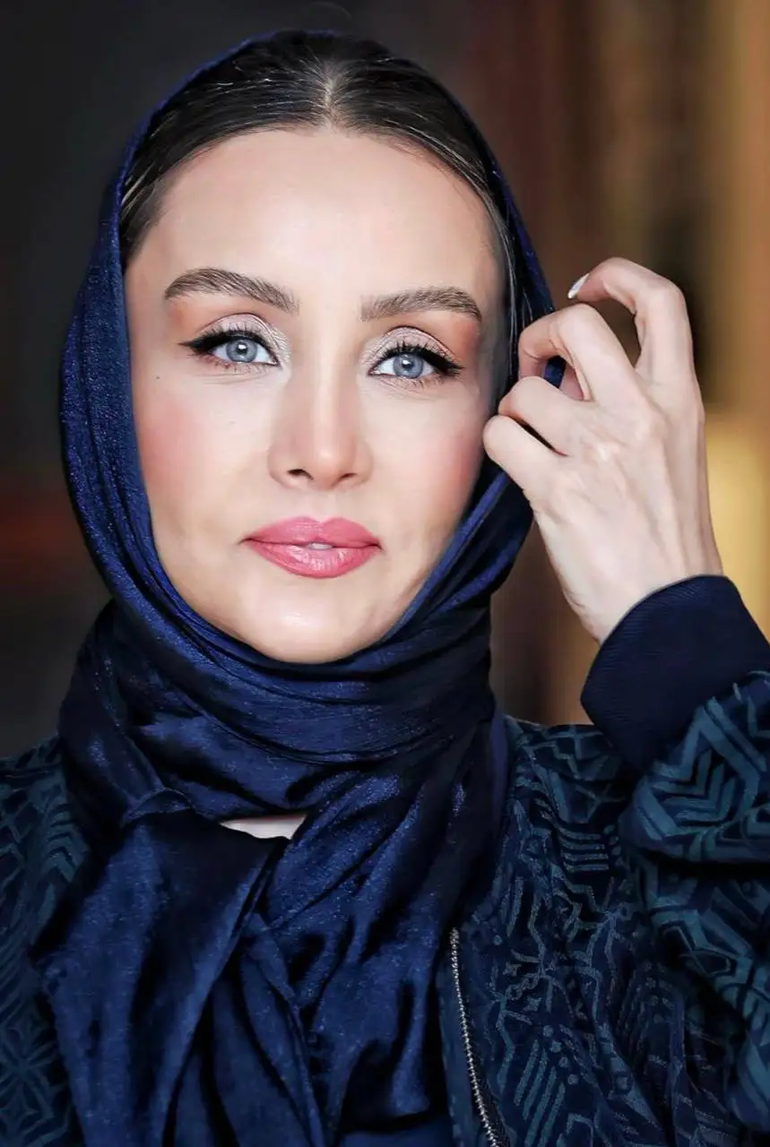 تصاویر؛ درخشش غیرمنتظره حدیث فولادوند با استایلی اسپرت در شب تجلیل از گلاب آدینه