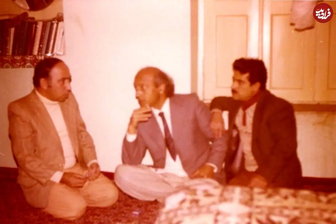 عکس؛ سفر در تاریخ؛ «دکتر شریعتی» در حال سیگار کشیدن در خانه دوستان؛ دهه 50