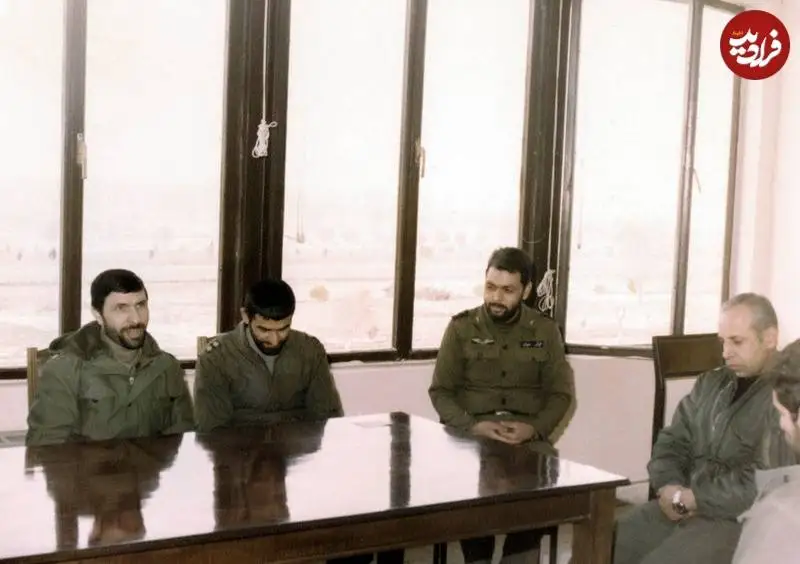 عکس؛ سفر به تاریخ؛ «صیاد شیرازی» در کنار «عباس بابایی» در یک جلسۀ نظامی در دوران جنگ
