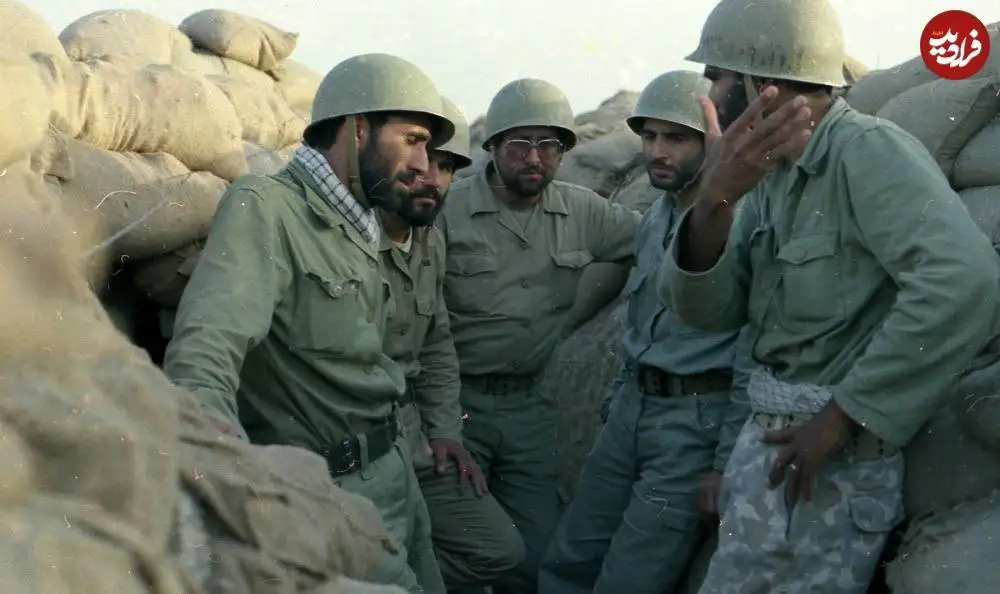 عکس؛ سفر در زمان؛ «سردار قاآنی در زمان جنگ و در میان سنگر»؛ دهه 60