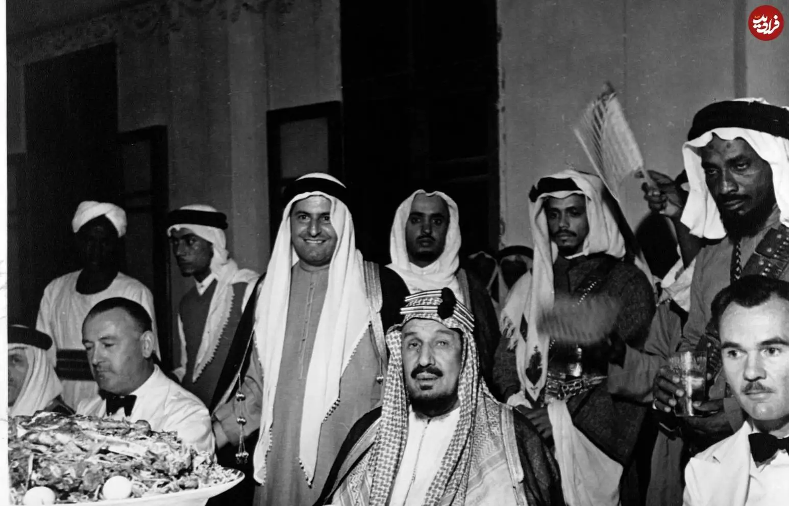 عکس؛ سفر در تاریخ؛ «ملک عبدالعزیز اولین پادشاه عربستان در یک ضیافت»؛ سال 1323