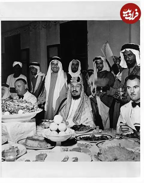 عکس؛ سفر در تاریخ؛ «ملک عبدالعزیز اولین پادشاه عربستان در یک ضیافت»؛ سال 1323