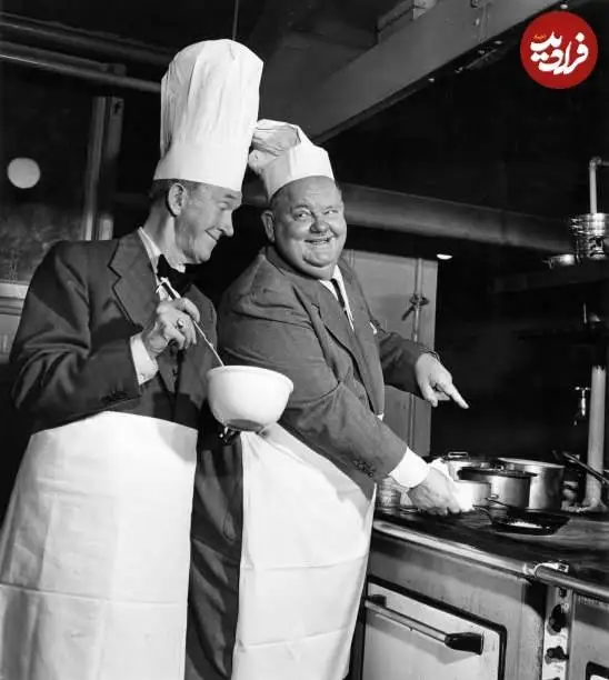 عکس؛ سفر در تاریخ؛ «لورل و هاردی» در حال آشپزی؛ سال 1330