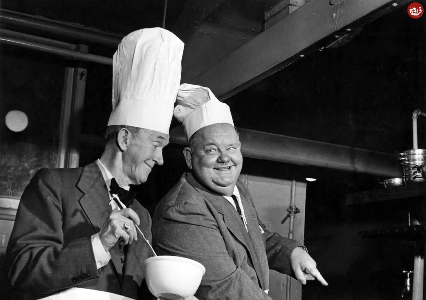 عکس؛ سفر در تاریخ؛ «لورل و هاردی» در حال آشپزی؛ سال 1330