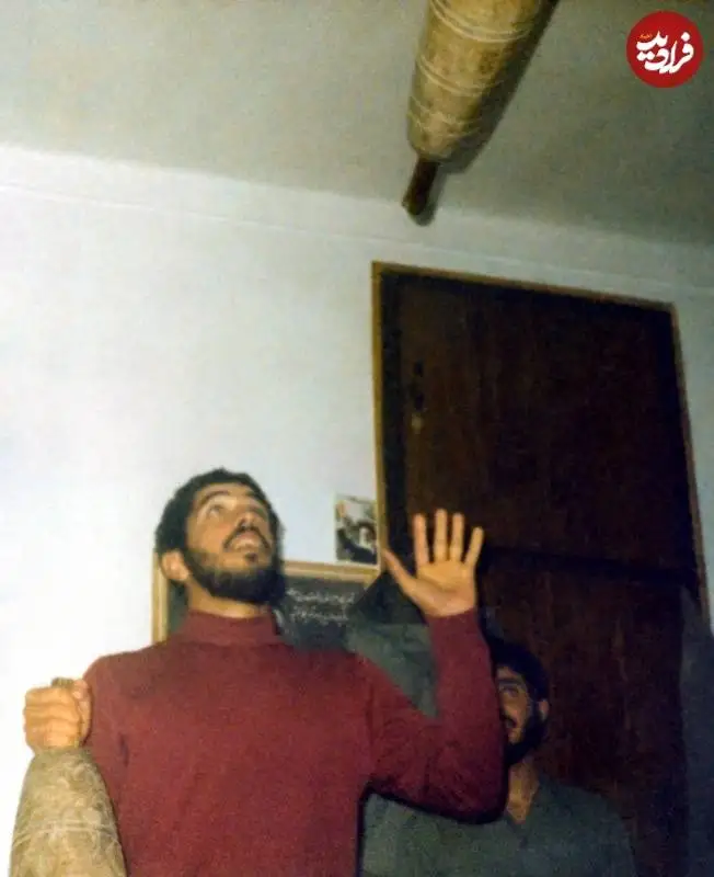 عکس؛ سفر به تاریخ؛ «شهید ابراهیم هادی» در حال انجام حرکات ورزش زورخانه ای در جبهه