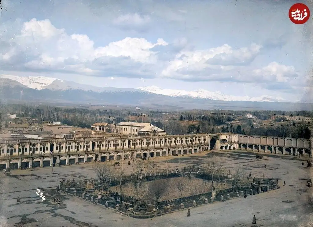 عکس؛ سفر به تاریخ؛ یک عکس «کارت پستالی» از «میدان توپخانه و منظرۀ شمال تهران» در دوران قاجار