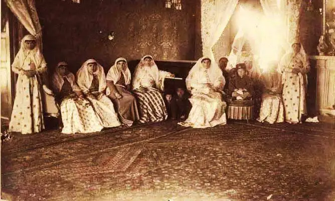 عکس؛ سفر به ایران قدیم؛ جشن تولد ناصرالدین شاه قاجار با حضور زنان حرمسرا