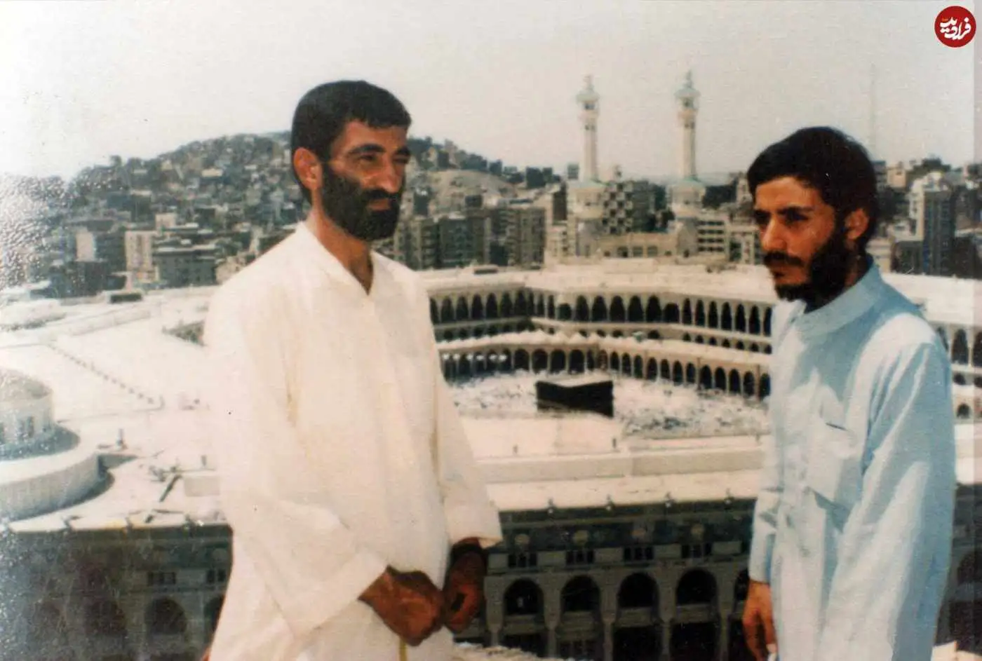 عکس؛ سفر در زمان؛ «همت و احمد متوسلیان» در شهر «مکه»؛ سال 1360