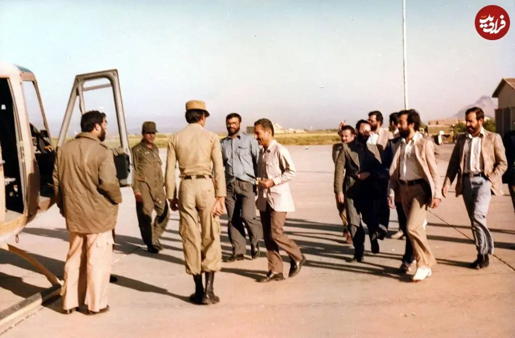 عکس؛ سفر در تاریخ؛ «شهید رجایی» در حال سوار شدن به هلیکوپتر در ایلام؛ سال 59