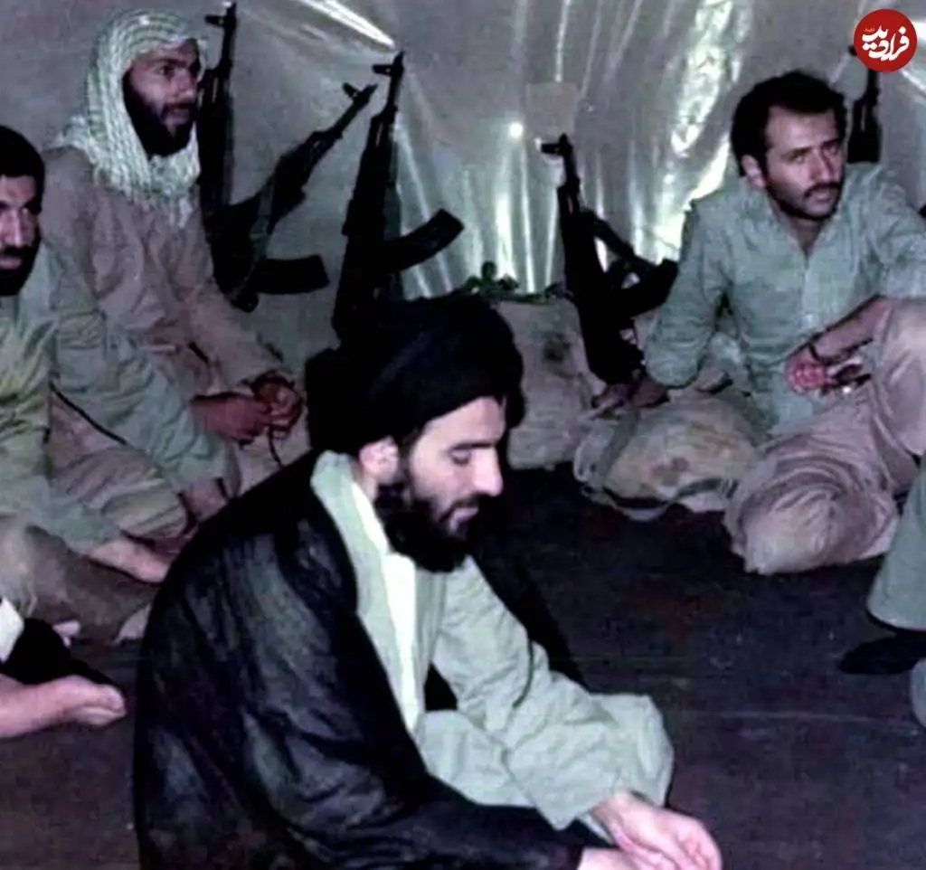 عکس؛ سفر در زمان؛ «سیدمحمود هاشمی شاهرودی در سنگر رزمنده ها در جبهه»؛ دهه 60