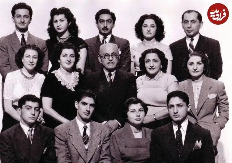 عکس؛ سفر در زمان؛ «ثریا اسفندیاری در کنار والدین، خواهران و برادران و اقوام»؛ دهه 30