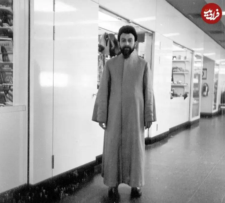 عکس؛ سفر در زمان؛ «شهید بهشتی در فرودگاه هامبورگ آلمان»؛ دهه 40