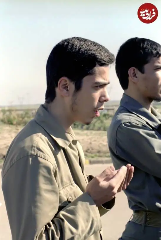 عکس؛ سفر در زمان؛ «سرلشکر باقری» در حال نماز خواندن در جبهه؛ دهه 60