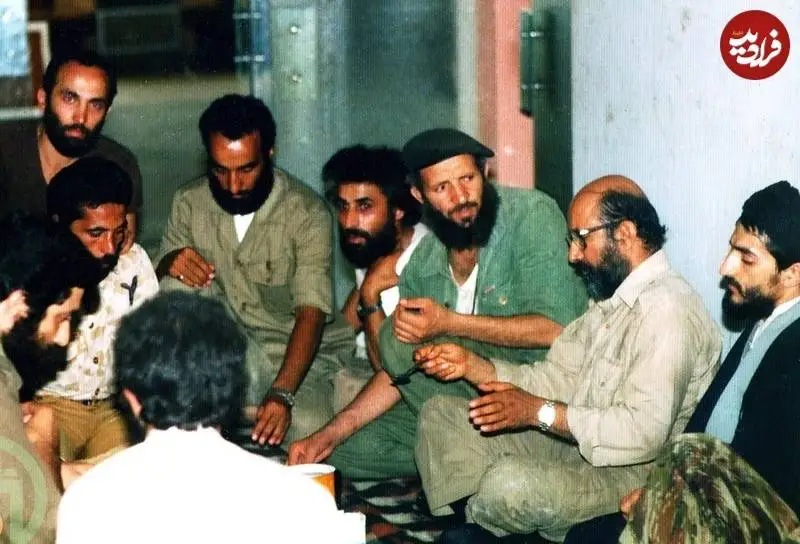 عکس؛ سفر به تاریخ؛ «شهید چمران» در کنار «چریک های جنوب شهر تهران» در جبهه