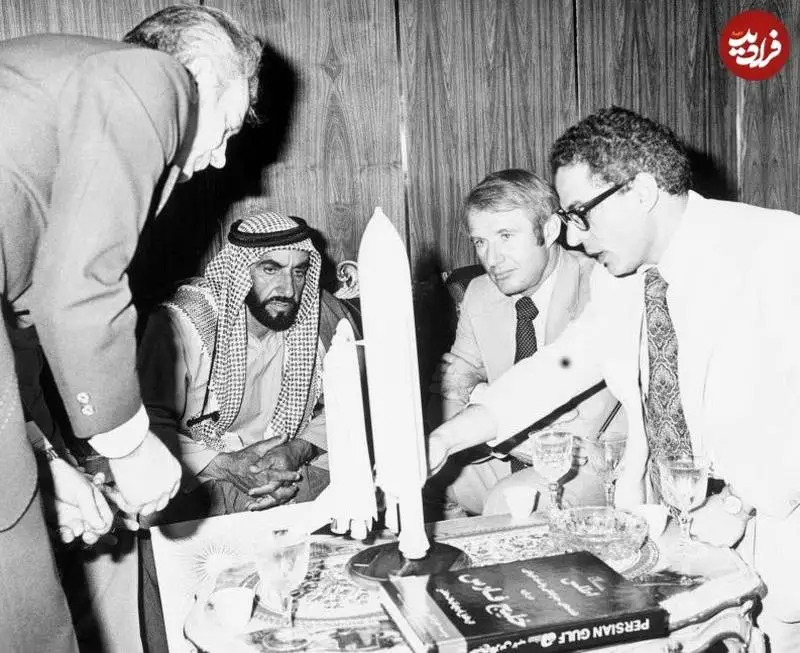 عکس؛ سفر به تاریخ؛ اسم «خلیج فارس» روی میز رئیس کشور امارات؛ سال 1354
