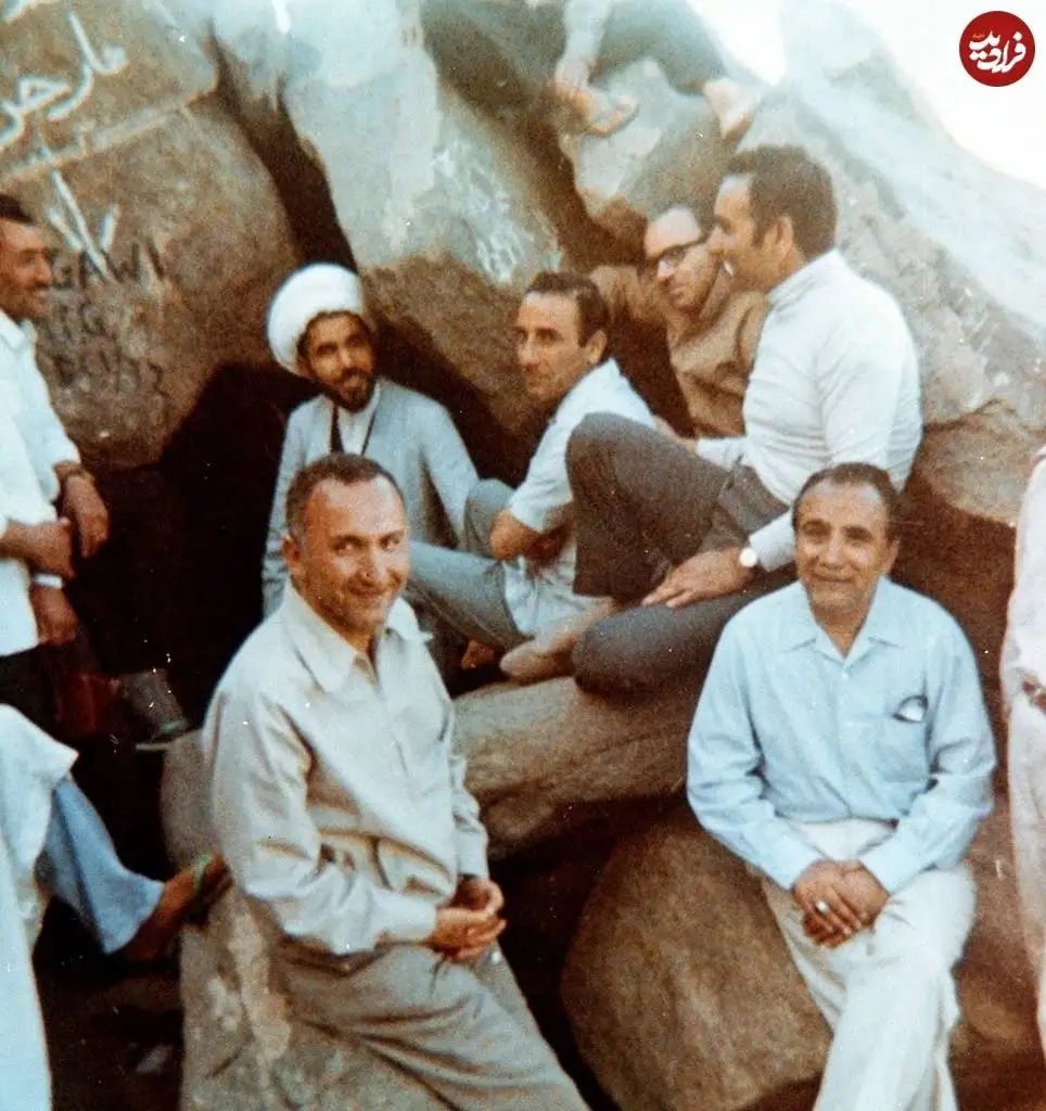 عکس؛ سفر در تاریخ؛ «شهید مفتح در سفر حج و در کنار غار حراء»؛ دهه 40