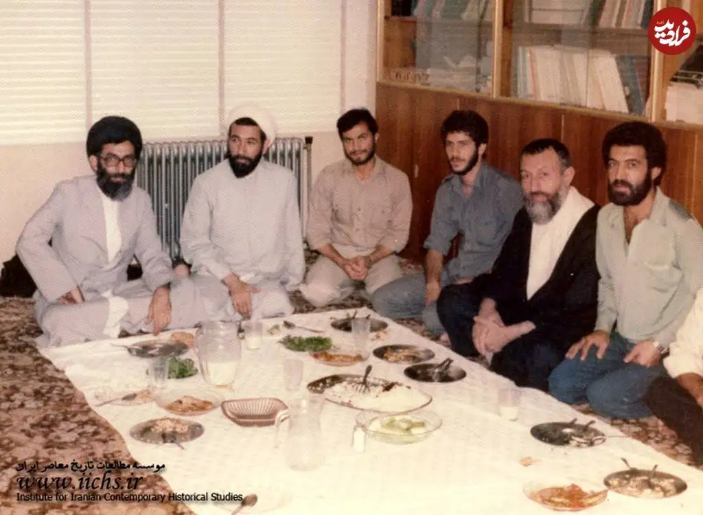 عکس؛ سفر در زمان؛ «شهید باهنر و رهبر انقلاب در خانه شهید بهشتی،»؛ دهه 50