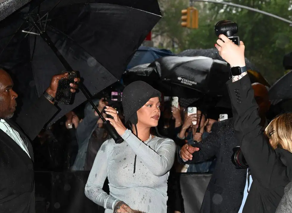 بارداری سوم ریحانا، برای جهان کلاس درس گذاشت