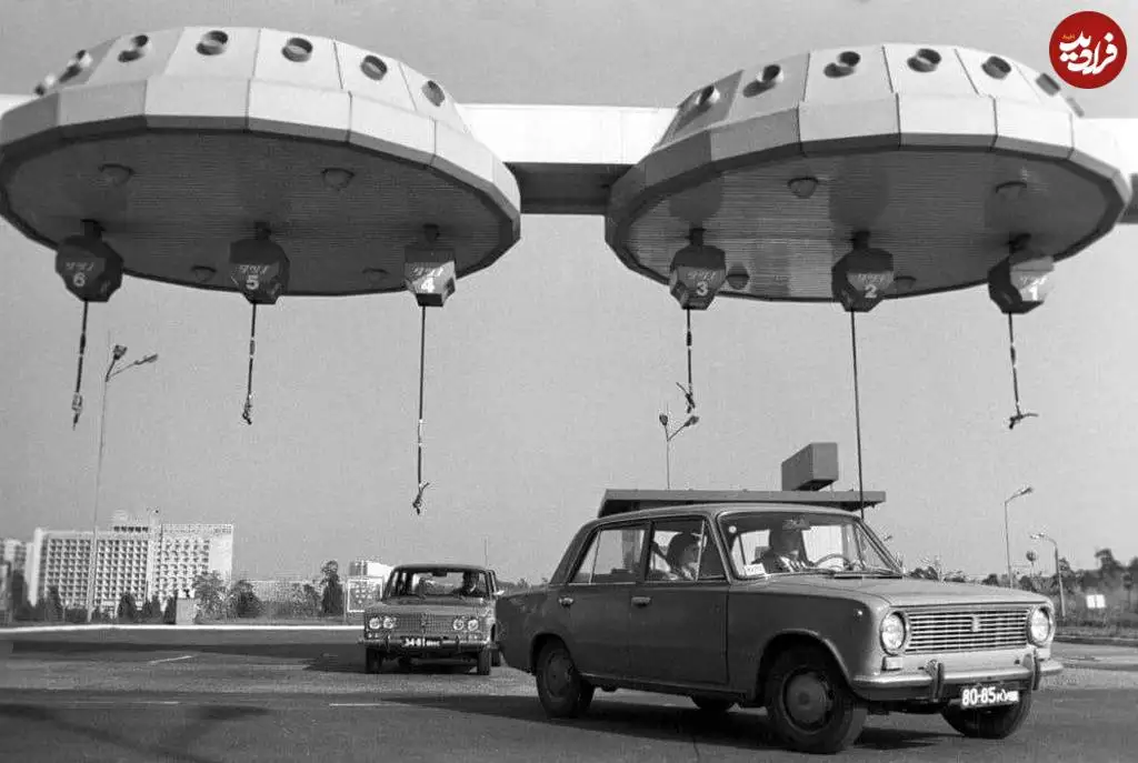 عکس؛ سفر در تاریخ؛ شکل و شمایل فضایی یک «پمپ بنزین» در کی یف اوکراین؛ سال 58