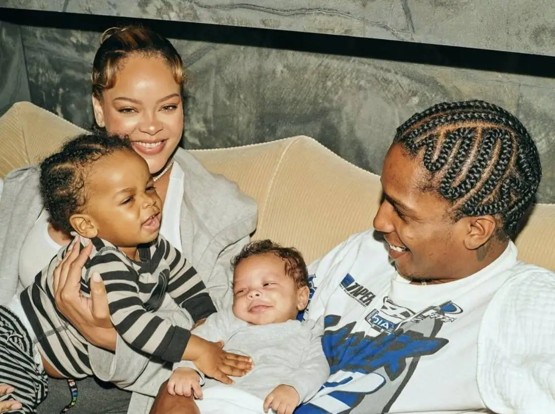 بارداری سوم ریحانا، برای جهان کلاس درس گذاشت