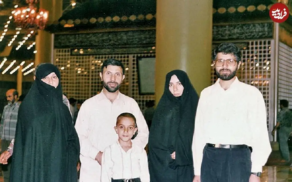 عکس؛ سفر در زمان؛ «صیاد شیرازی در کنار همسر، فرزندان و دامادش در حرم امام»؛ دهه 70