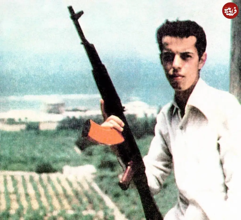 عکس؛ سفر در زمان؛ «شهید حسن باقری» با کلاشینکف در جنوب لبنان؛ سال 58