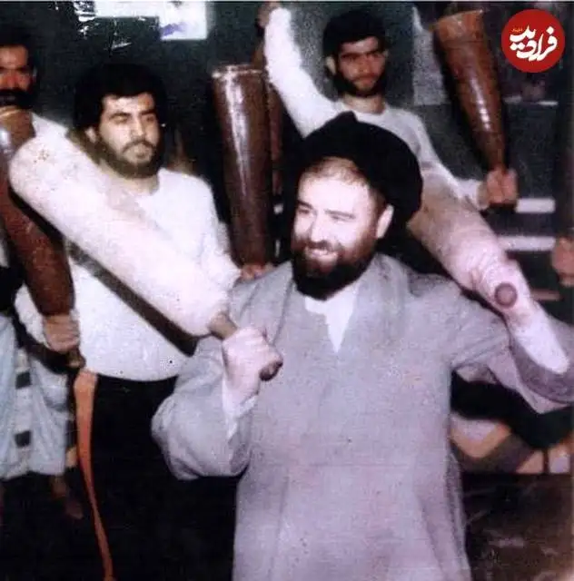 عکس؛ سفر به تاریخ؛ «سید احمد خمینی» در حال انجام ورزش زورخانه ای؛ دهۀ 1360