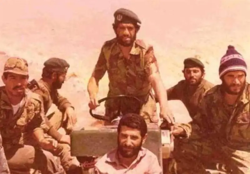 عکس؛ سفر در زمان؛ «ناخدا صمدی» در زمان جنگ و در خرمشهر؛ دهه 60