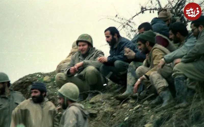 عکس؛ سفر به تاریخ؛ «قالیباف» با کلاه  آهنی در خط مقدم؛ دهۀ 60