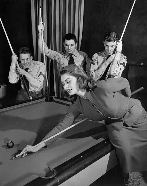 عکس؛ سفر در تاریخ؛ سوفیا لورن مشغول بازی بیلیارد با سربازان آمریکایی؛ سال 1333