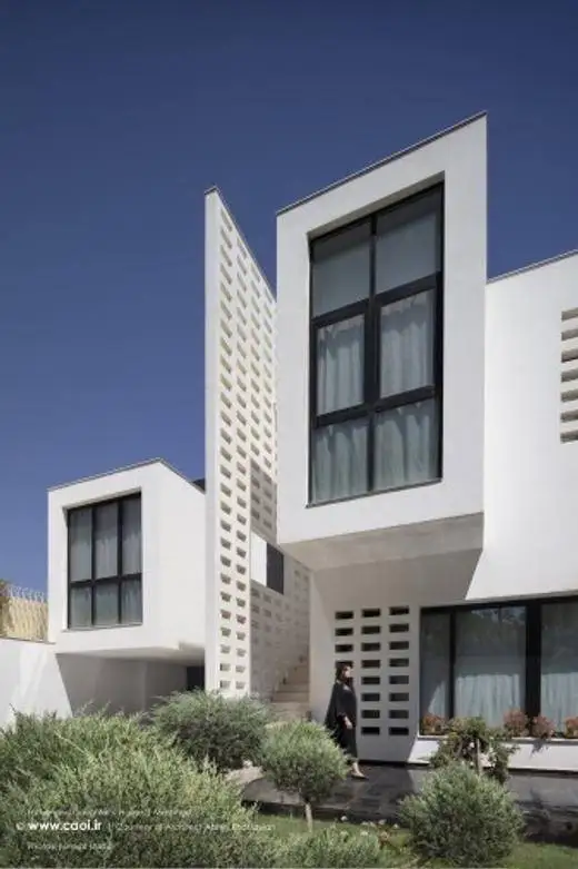 تصاویر؛ خانه پدر و دختر؛ معماری زیبای این سازه مشهدی با آینده نگری برای فرزند