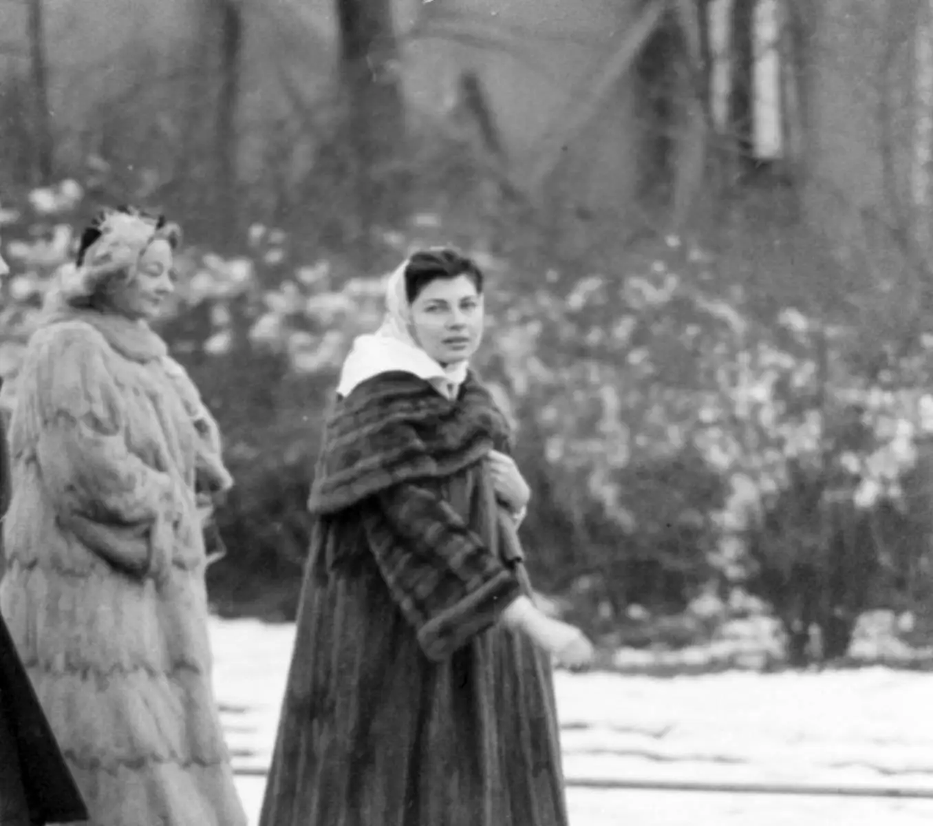 عکس؛ سفر در زمان؛ «ثریا اسفندیاری دو روز پیش از طلاق»؛ سال 1336