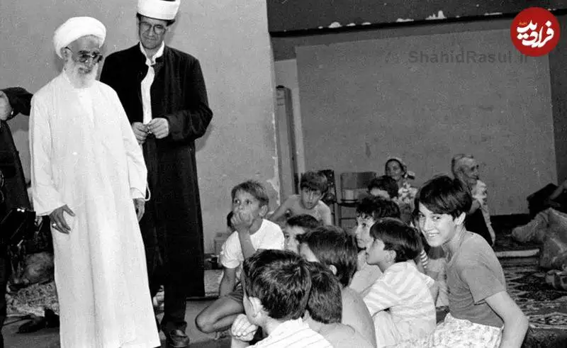 عکس؛ سفر به تاریخ؛ «آیت الله جنتی» در کنار کودکان جنگ زدۀ اروپایی؛ سال 1371