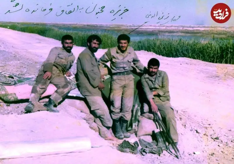 عکس؛ سفر به تاریخ؛ «شهید زین الدین» و همرزمانش بعد از فتح جزیرۀ مجنون؛ سال 1362