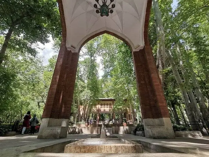 عکس؛ آبیاری باغ ایرانی با قنات «باغ بالا»؛ مهم ترین قنات های محله ونک را بشناسید