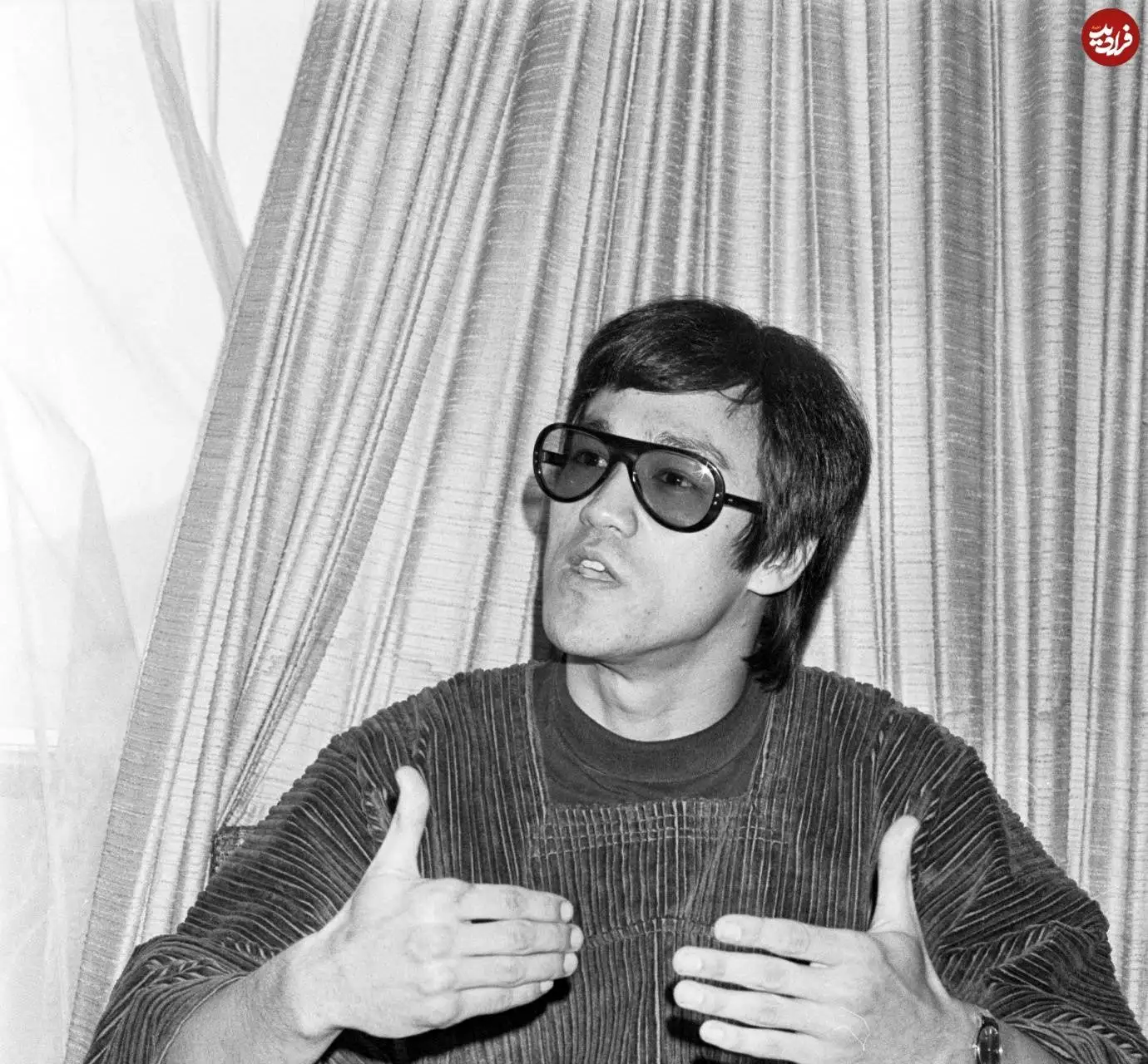 عکس؛ سفر در زمان؛ تیپ و چهره خاص «بروسلی» در 30 سالگی؛ سال 1350