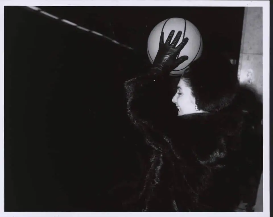 عکس؛ سفر در زمان؛ «شهناز پهلوی» در حال بسکتبال بازی کردن در 28 سالگی؛ سال 47