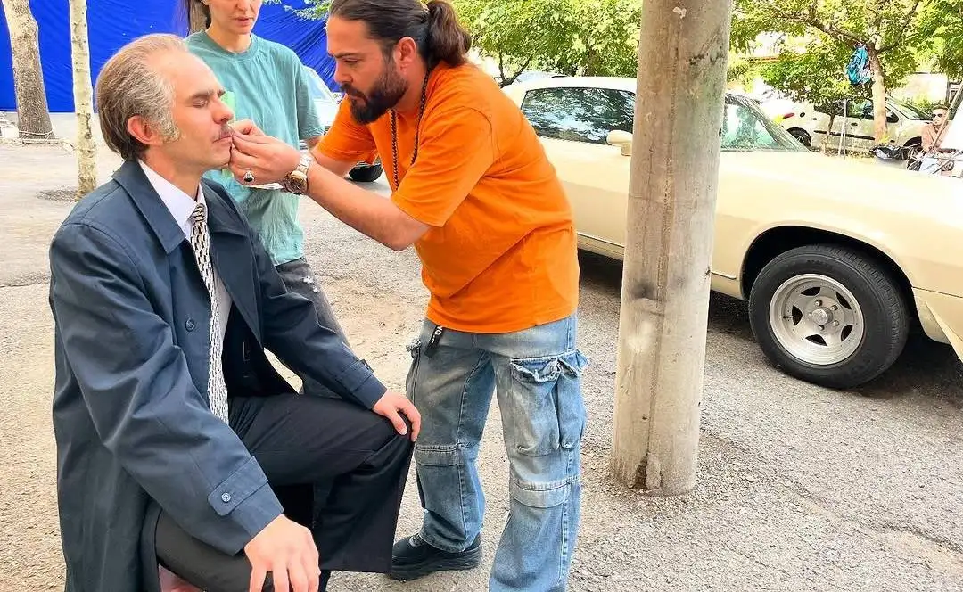 عکس؛ آماده سازی جمشید خانِ تاسیان برای یک سکانس خاص!