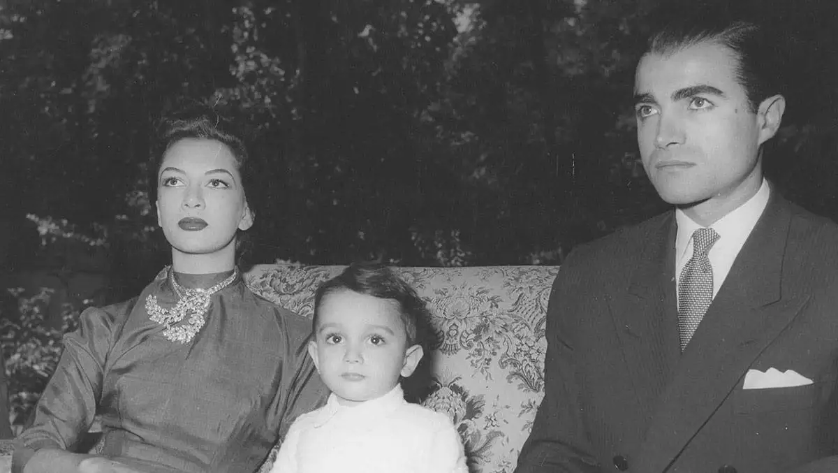 عکس؛ سفر در زمان؛ «عبدالرضا پهلوی در کنار پسر و همسرش پری سیما»؛ دهه 30