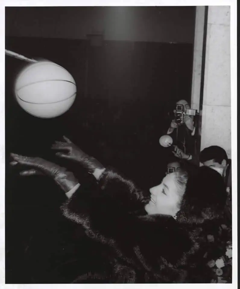 عکس؛ سفر در زمان؛ «شهناز پهلوی» در حال بسکتبال بازی کردن در 28 سالگی؛ سال 47