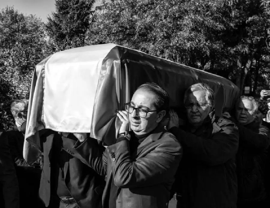 عکس؛ سفر در زمان؛ تابوت «بنی صدر» روی دوش نزدیکان اش در پاریس؛ سال 1400