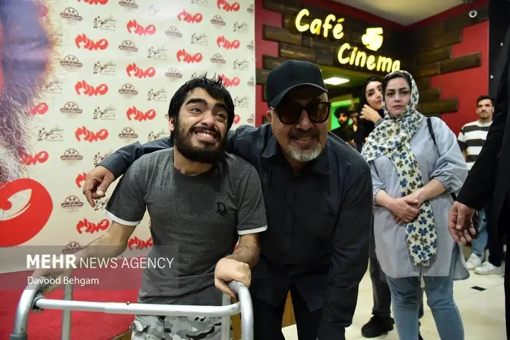 تصاویر؛ رضا عطاران در اکران مردمی فیلم «صددام» در مشهد