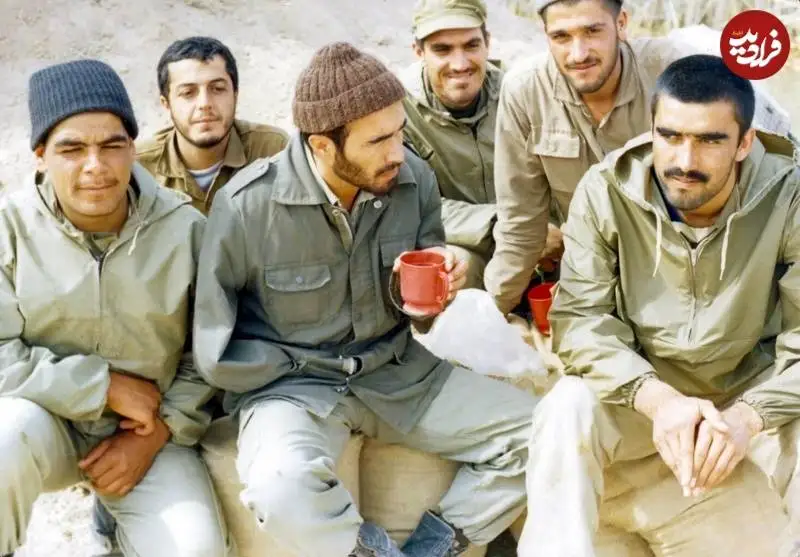 عکس؛ سفر به تاریخ؛ «شهید خرازی» در کنار همرزمانش؛ فرمانده ای که با یک دست به جبهه رفت