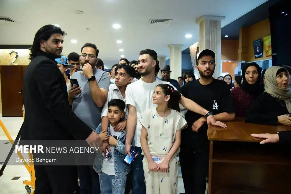 تصاویر؛ رضا عطاران در اکران مردمی فیلم «صددام» در مشهد