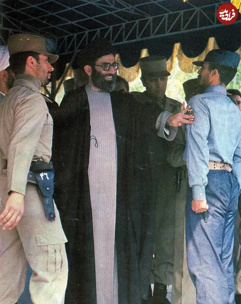 عکس؛ سفر در زمان؛ «علی صیاد شیرازی در کنار رهبر انقلاب و در مراسم اعطای سردوشی دانشکده افسری ارتش»؛ سال 60
