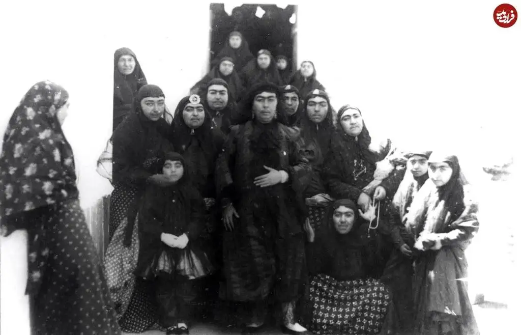 عکس؛ سفر به تاریخ؛ عکس یادگاری، زن ها، دخترها و کنیزهای ناصرالدین شاه در کاخ نوساز