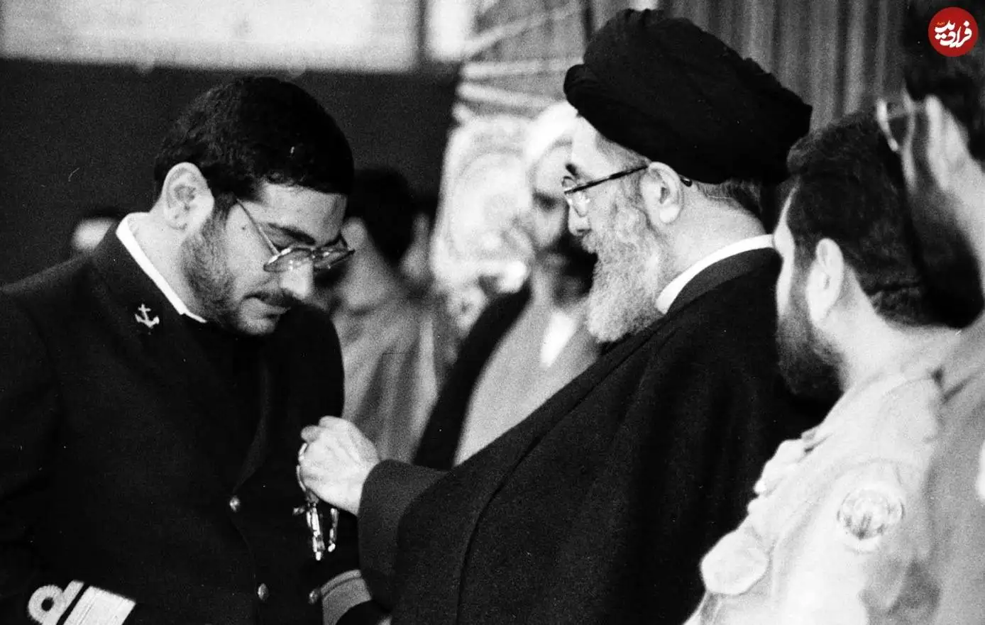 عکس؛ سفر در زمان؛ «علی شمخانی در حال دریافت نشان فتح از رهبر انقلاب»؛ سال 68