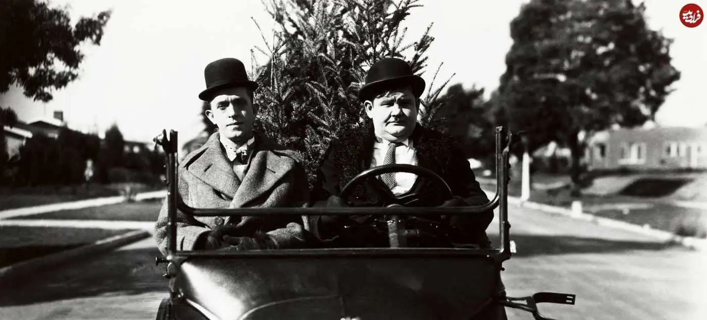 عکس؛ سفر در تاریخ؛ «لورل و هاردی» در ایام جوانی و در حال رانندگی؛ سال 1306